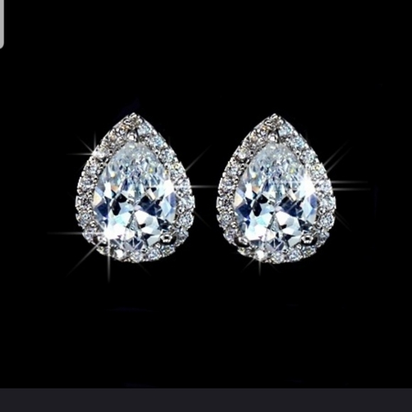 Jewelry - Stunning Pear shape 925 CZ studded earings